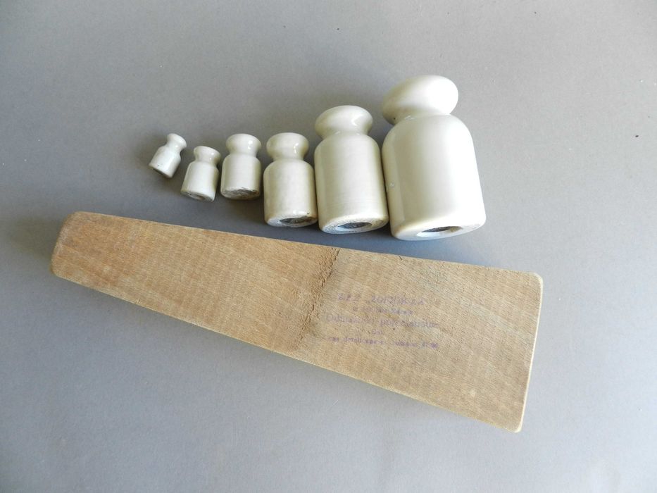 stare porcelanowe odważniki do wagi szalkowej