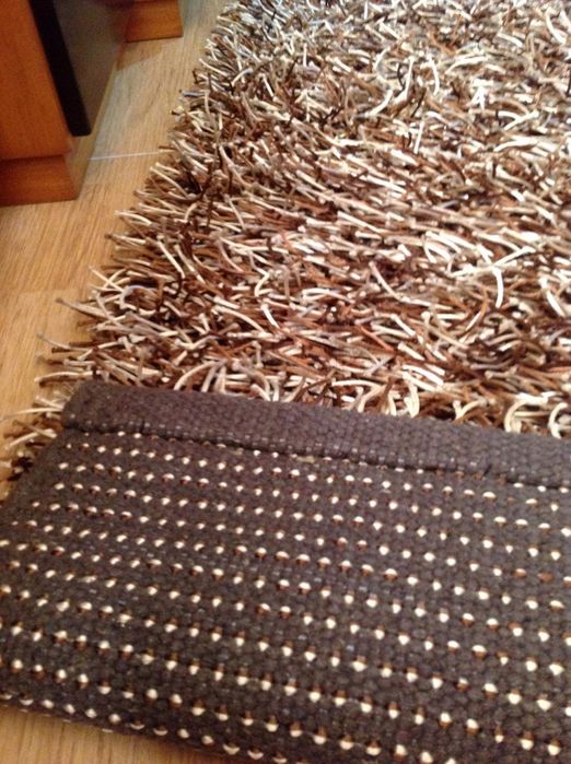 2 Tapetes com pelo castanho e bege