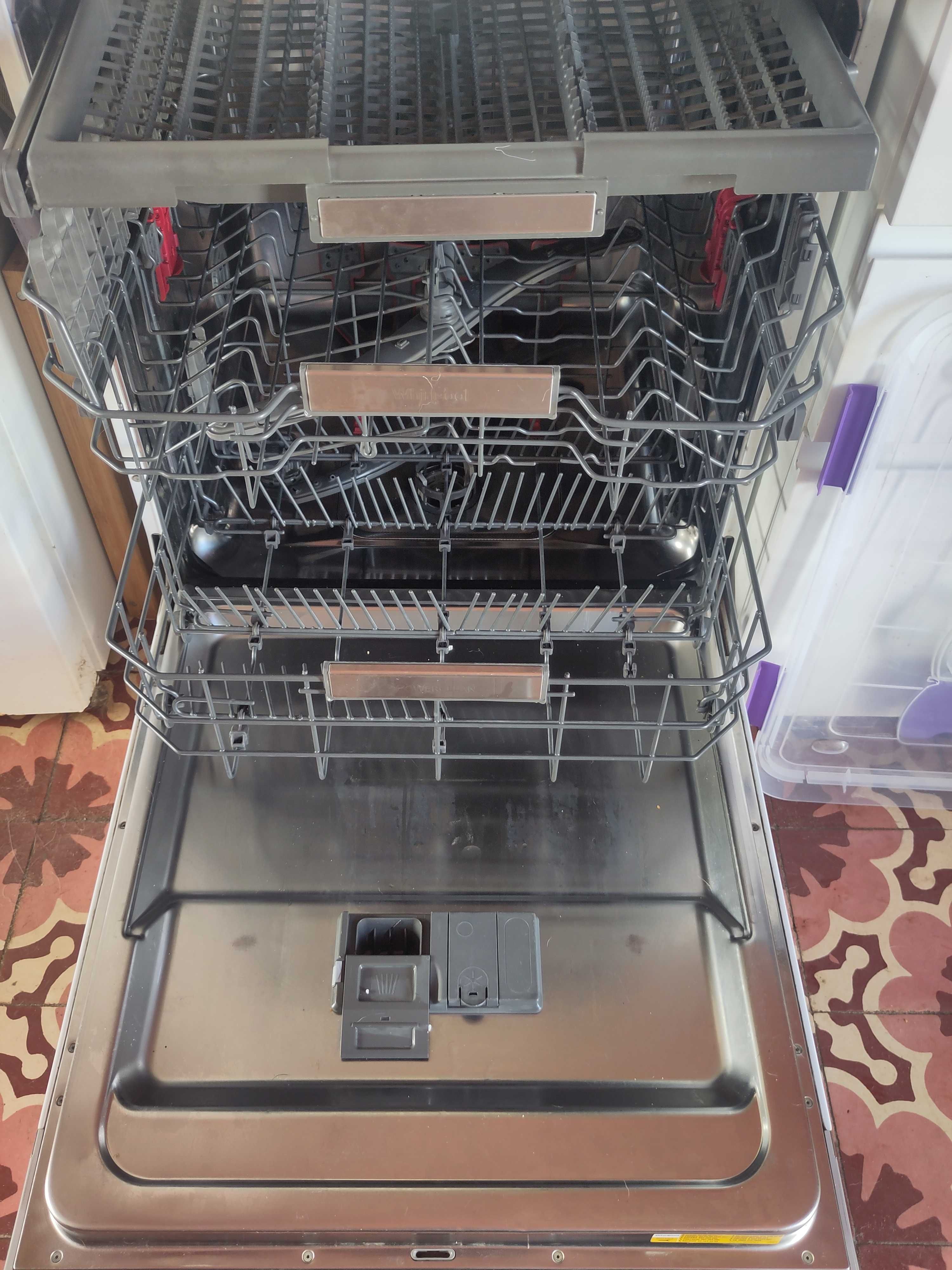 Maquina de lavar loiça Whirlpool- a precisar de reparação