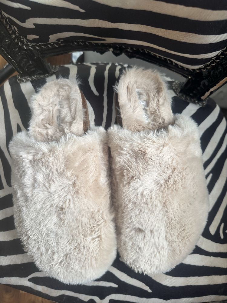 Puszyste kapcie typu mule Primark 40/41