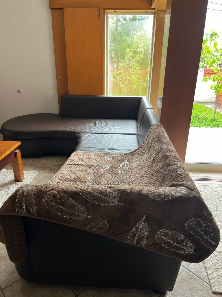 Sofá em pele castanho