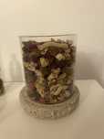 Jarra com vela em tons de bordou