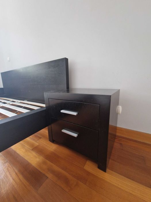 Cama com estrado e 2 mesinhas de cabeceira