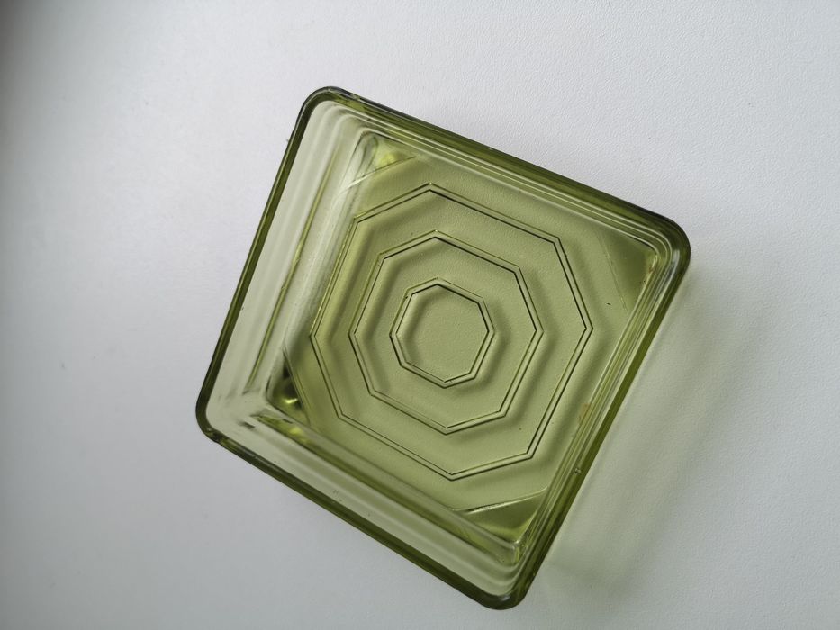 Stara zielona kwadratowa paterka