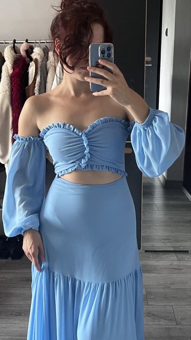 Святкове плаття зі шлейфом і обʼємними рукавами