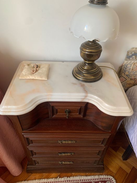 Conjunto de móveis de quarto em madeira e marmore