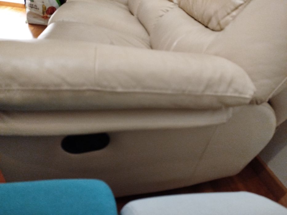 Sofá com relex em pele