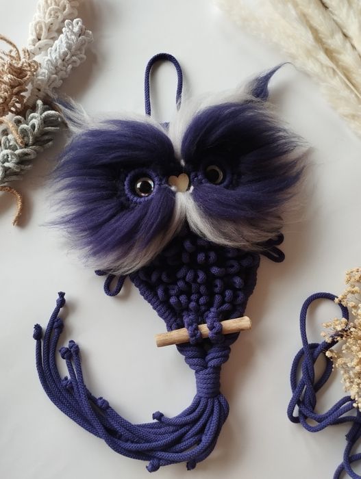 Sowa z wełną czesankowa wykonana metodą makramy