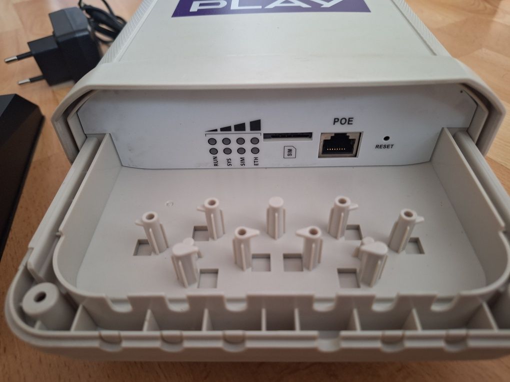 Router ZTE plus antena zewnętrzna.