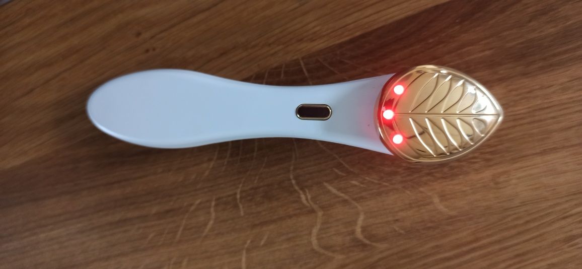 Mikroprądowy wibracyjny masażer do oczu i twarzy. Urządzenie liftingu