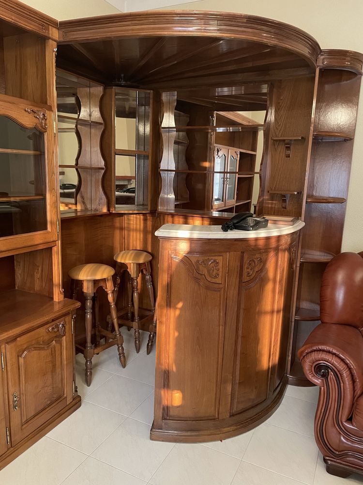 Vendo bar de canto com estante e 3 bancos altos