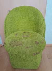 Mały fotel - pufa, z oparciem i pojemnikiem, tapicerowany zielony