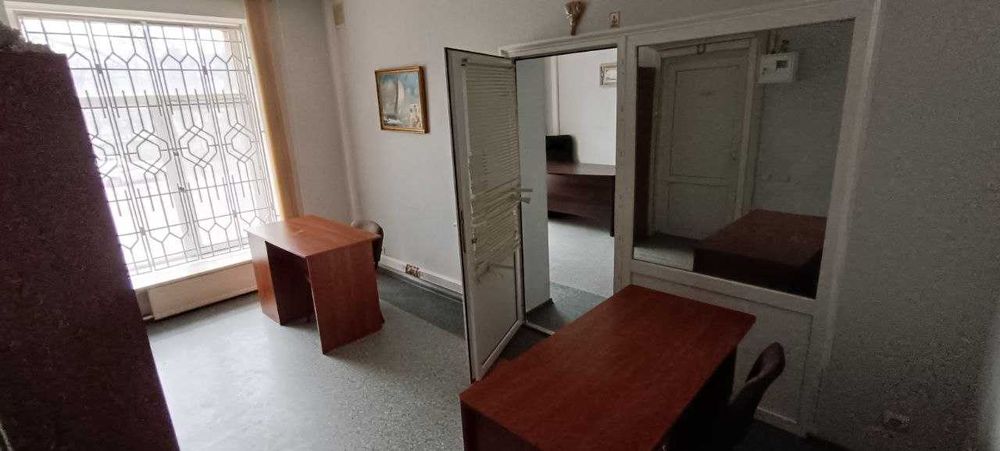 Великий офіс з меблями