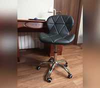 Стильный стул на колесах офисный Demur кресло компьютерное для мастера