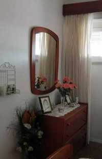 Espelho grande rectangular, com moldura em madeira cor mel