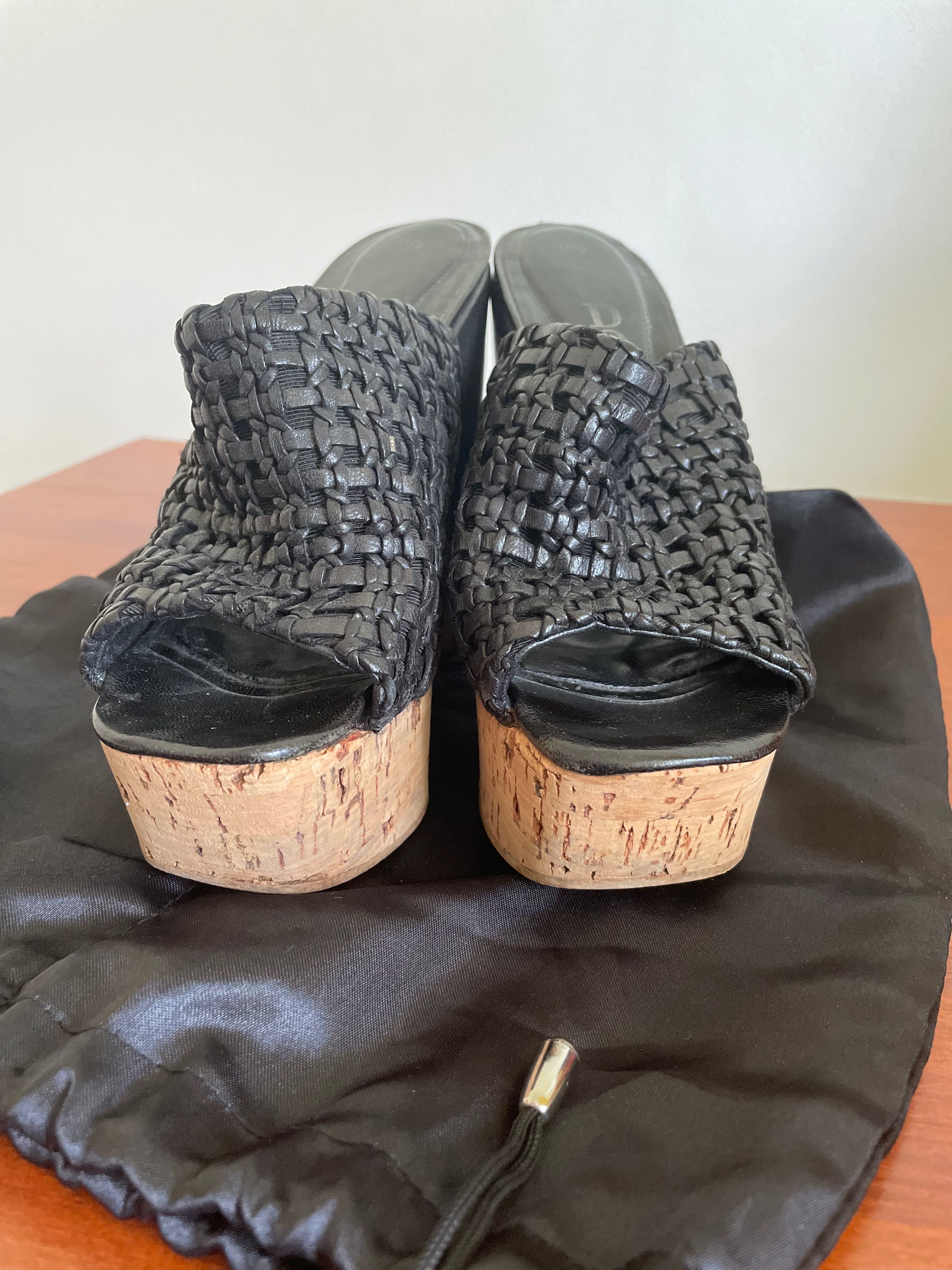 Buty na klinowym obcasie Rodo