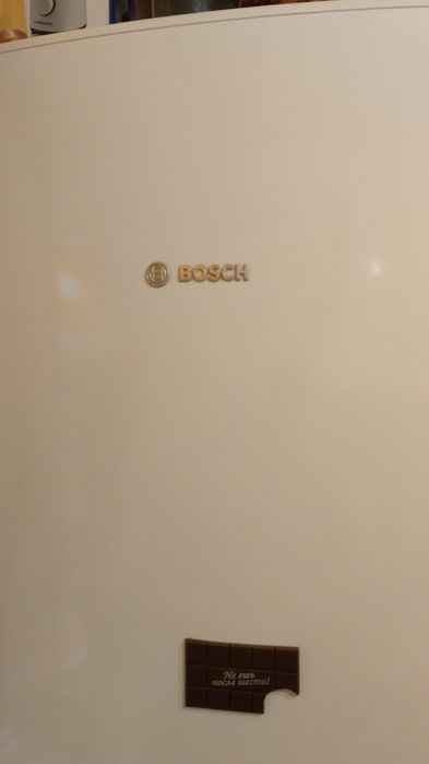 Холодильник BOSCH в полностью рабочем состоянии.