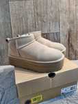 Beżowe botki UGG W Classic Ultra Mini Platform 39
