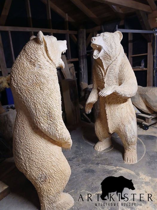 Ręcznie rzeźbiony niedźwiedź z drewna – dekoracja / stolik / unikat