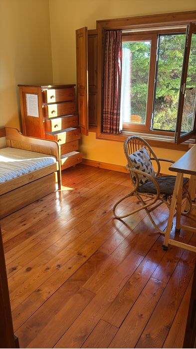 Quarto com muita luz natural disponível para arrendar