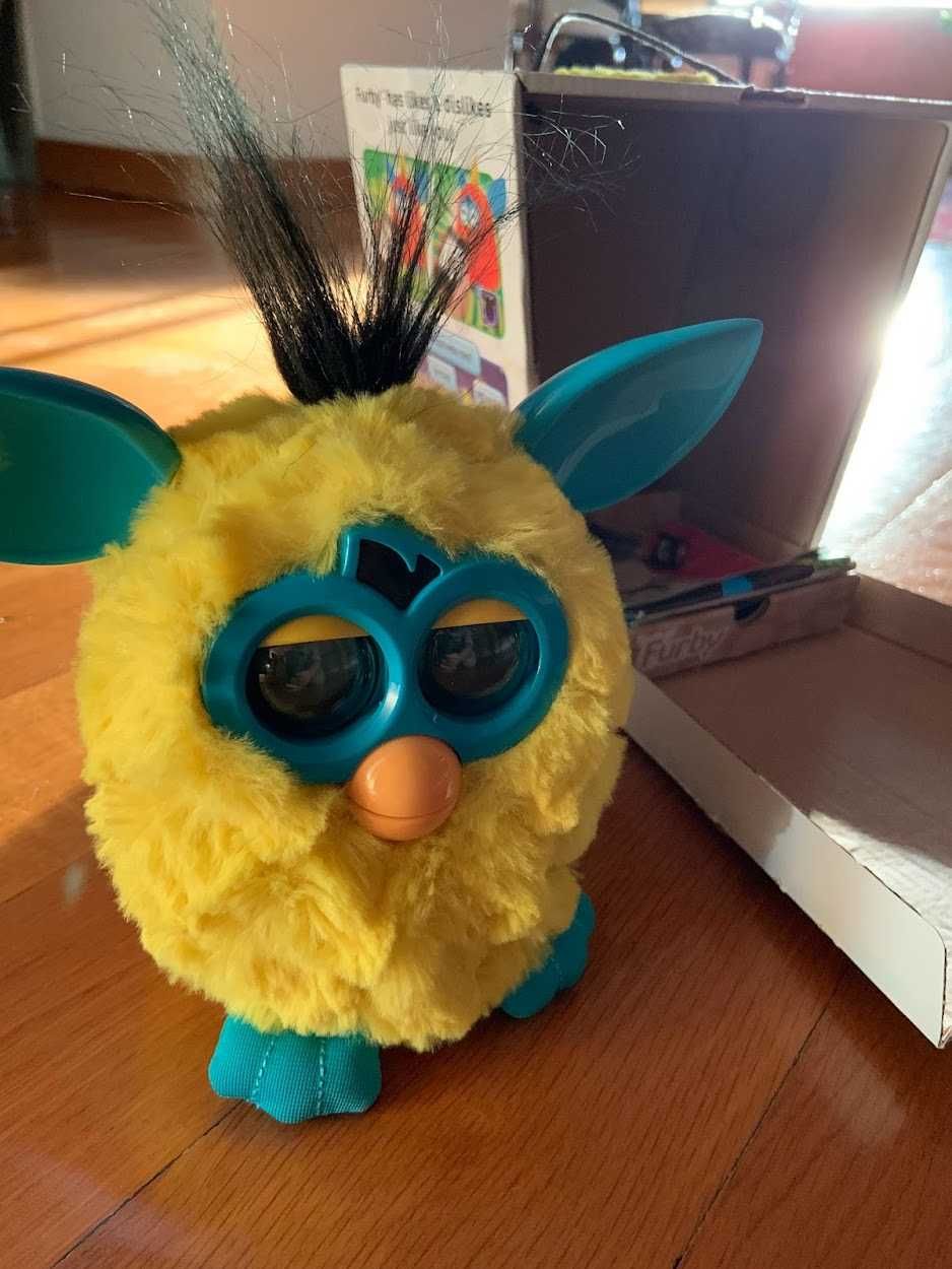 Furby sem uso e com a embalagem original