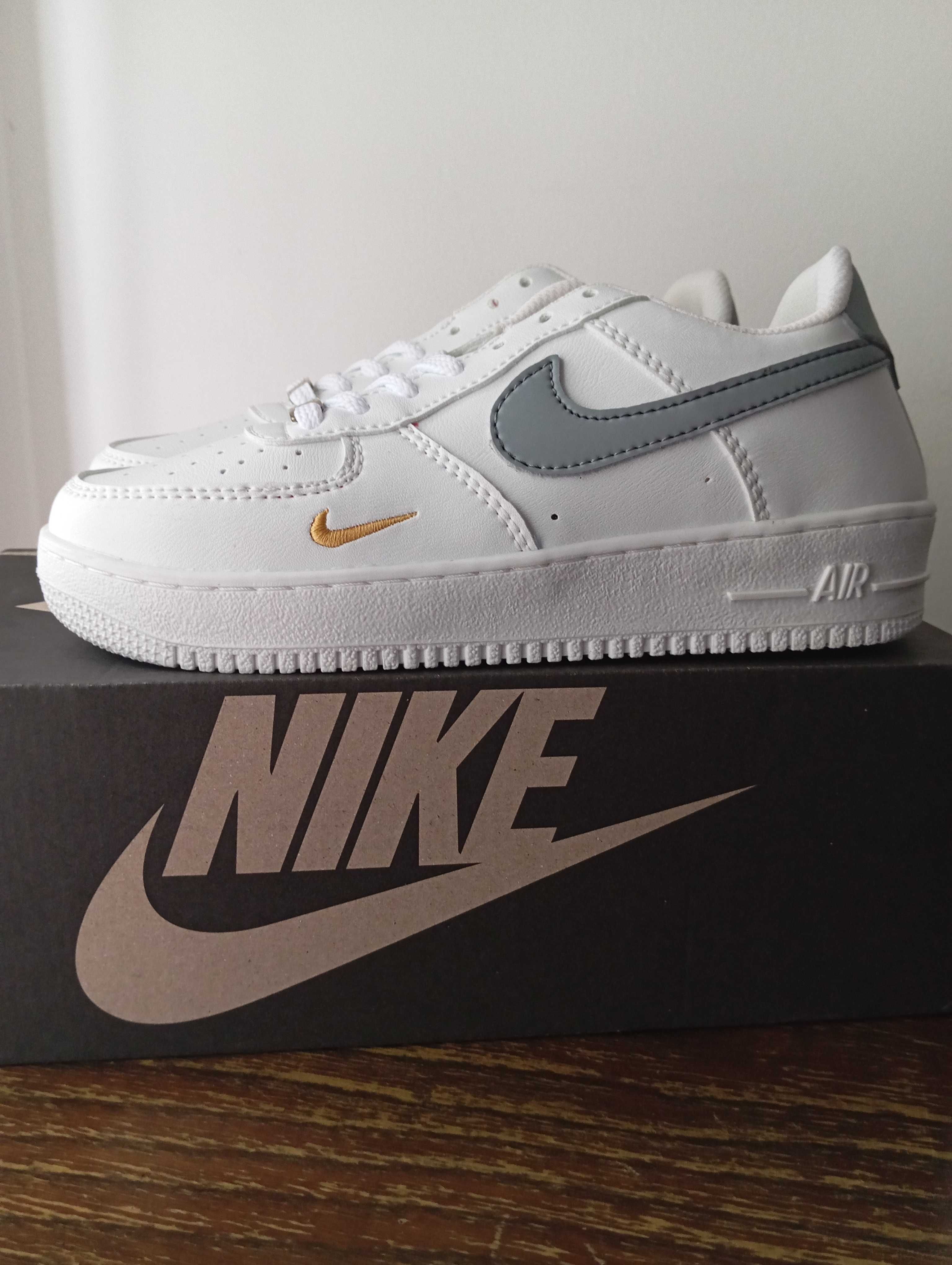 Air Force branco com detalhes em outras cores.