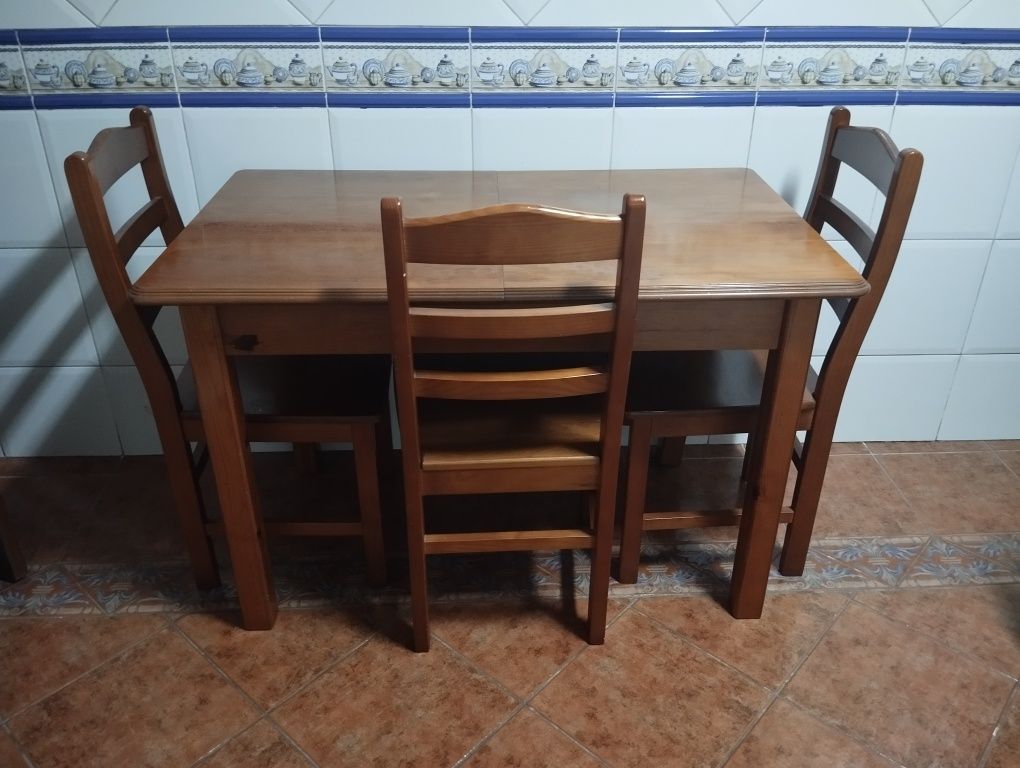 Mesa com 4 cadeiras