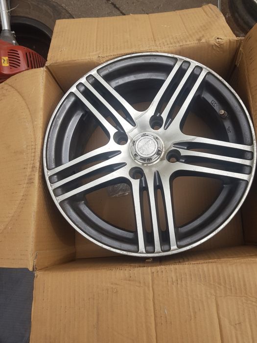 Диски r14 есть в наличии 4 шт один вдаренный