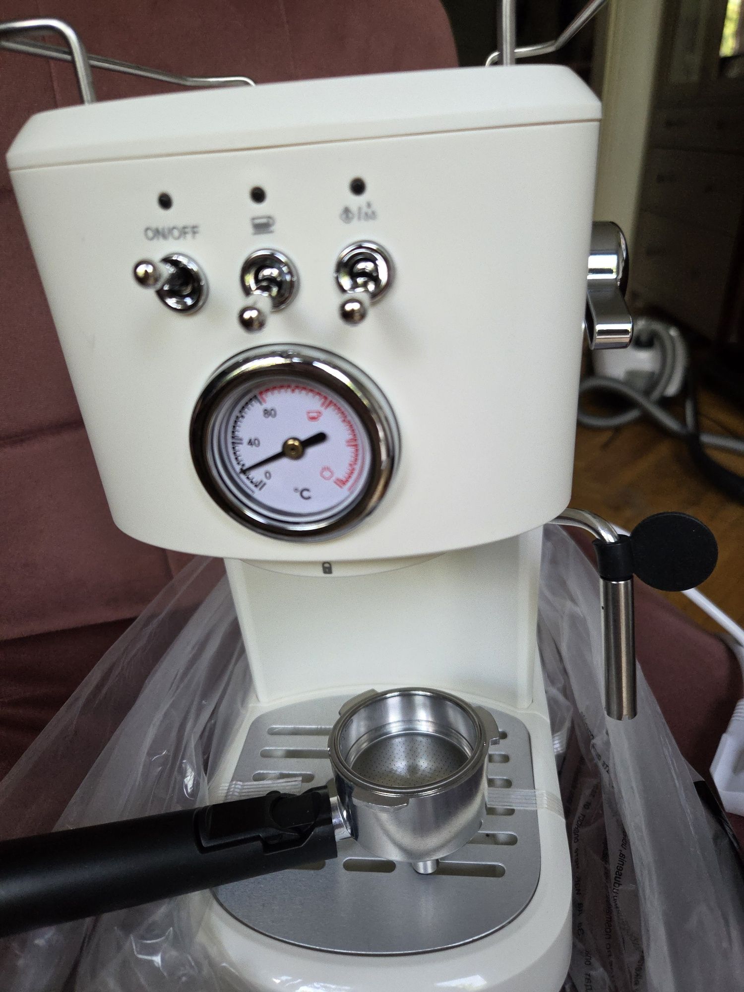Ekspres ciśnieniowy kolbowy 1100W Bergner Retro Biały nowy