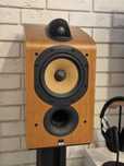 Głośniki Bowers & Wilkins 705 ze standami B&W monitory