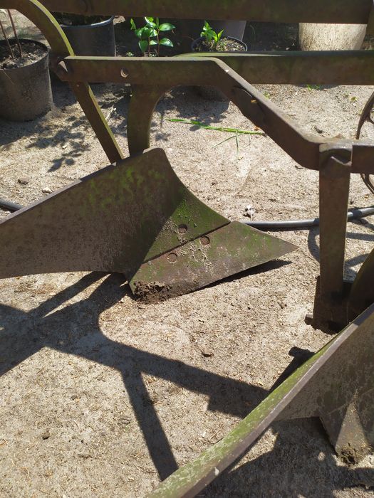 Pług konny dwuskibowy.