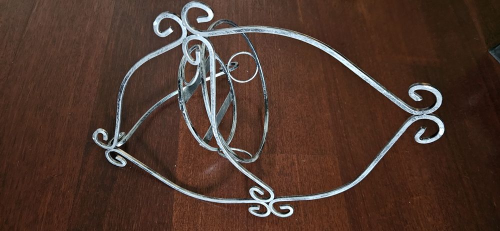 Metalowy kwietnik na ścianę