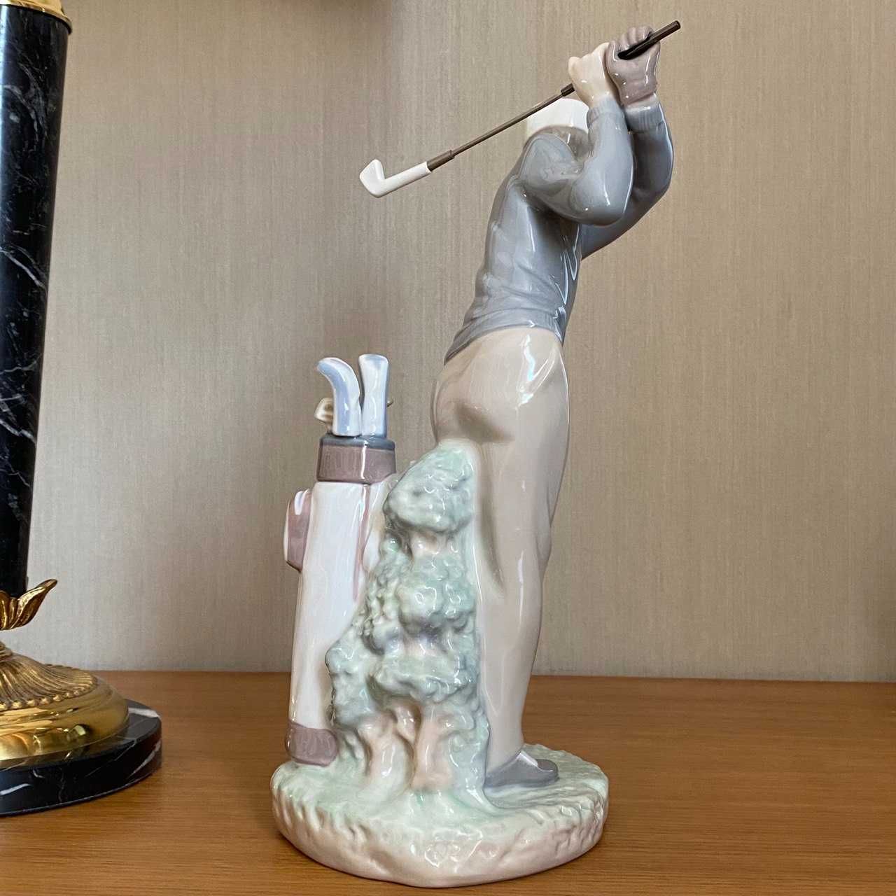 Фарфоровая статуэтка Lladro «Гольфист».