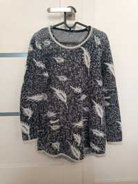 Miękki puszysty sweter tunika z motywem liści