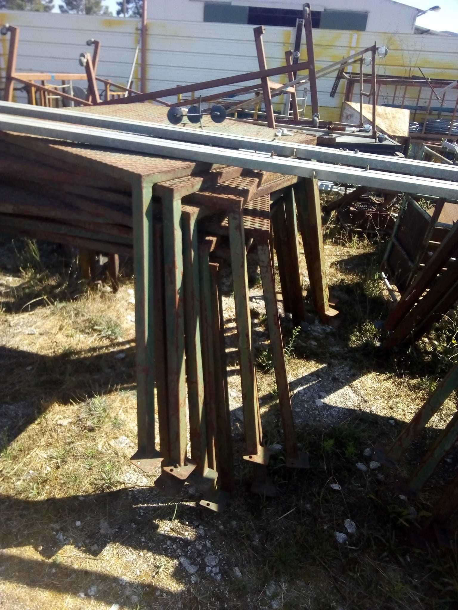 Banca em ferro com várias utilidades