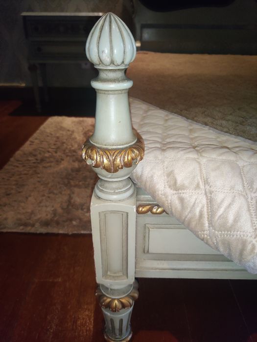 Conjunto de Mobília de Quarto Clássica – Cama+Cómoda+Mesas de Cabeceir