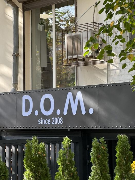 Витрина  торговая .меблі. Диван, крісло, стіл