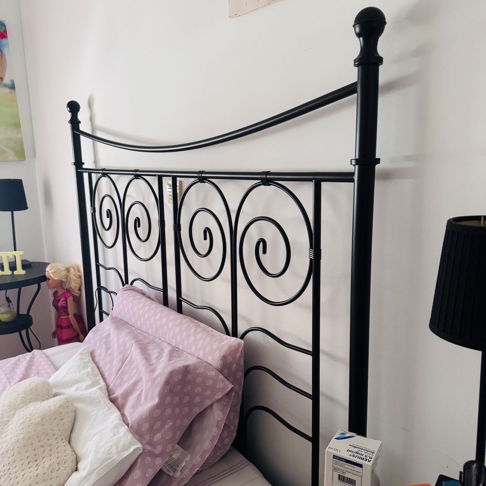 Cama ferro preta 140x200 + mesas + lampadas