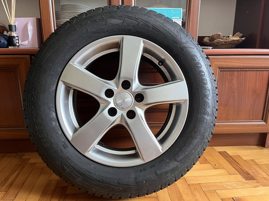 Ford Kuga комплект коліс із зимовою резиною R16