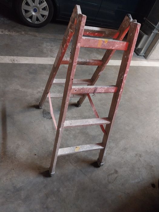 Drewniana drabina rozstawna w pełni sprawna kosztowała 199zl