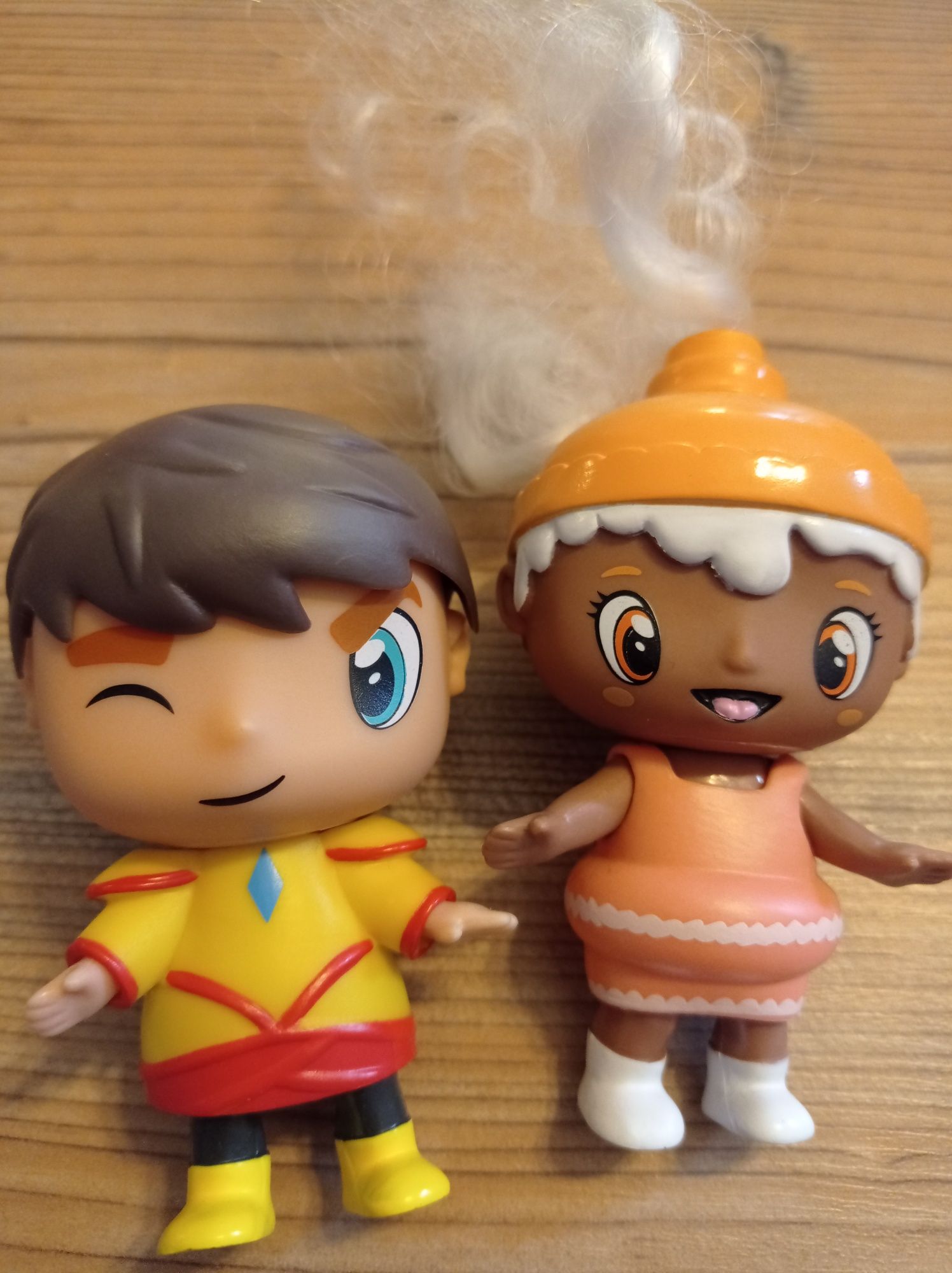 Figurki chłopiec i dziewczyna mangi