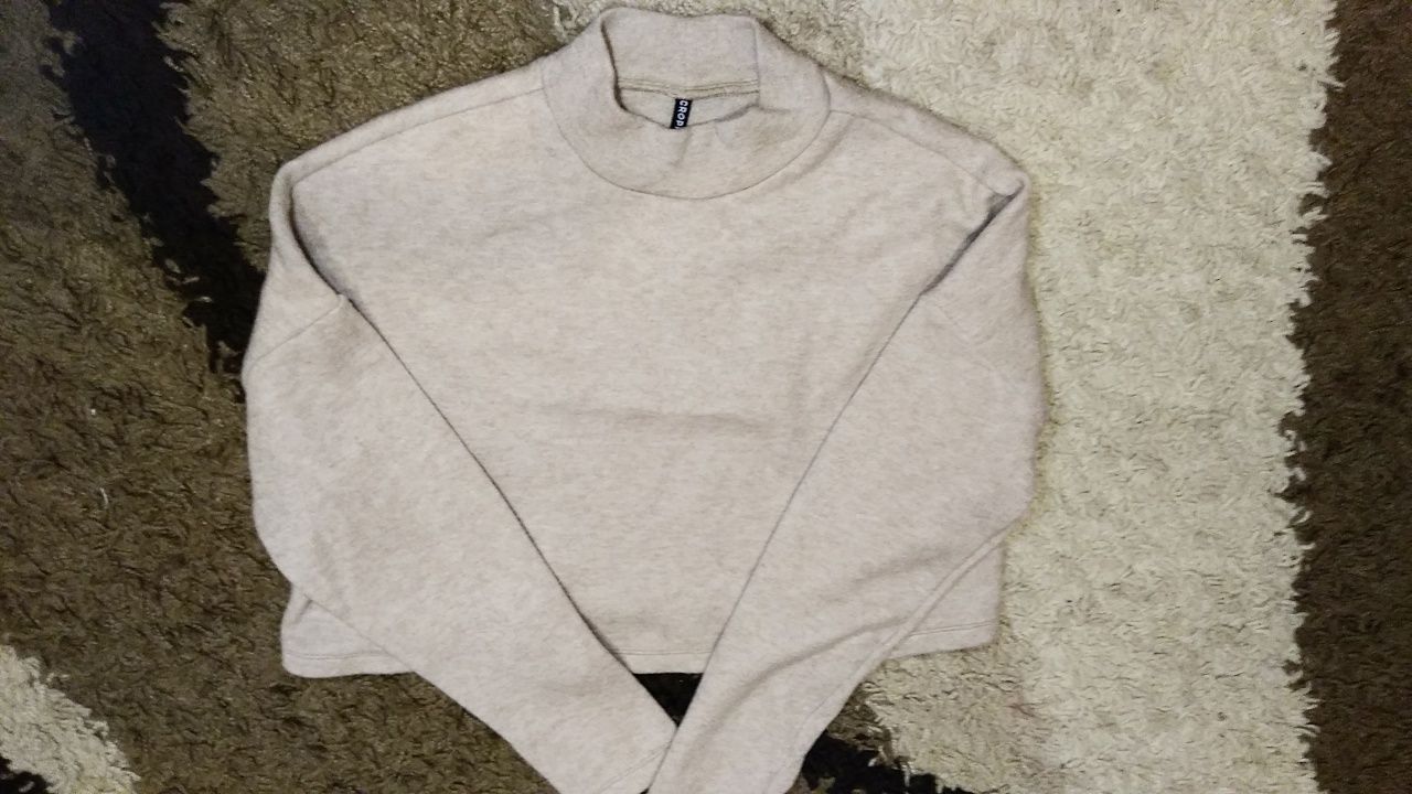 cienki beżowy sweter
