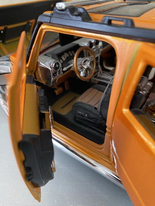 Модель Hummer H2 SUT 1/18 Maisto Prorodz