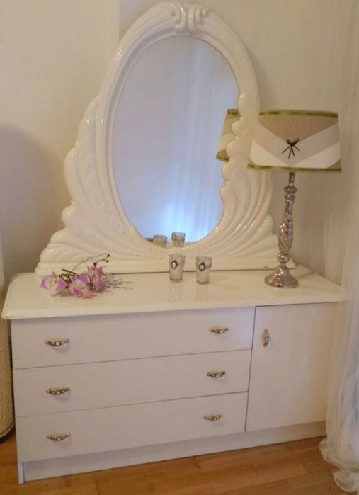 Cómoda branca com espelho grande — estilo italiano