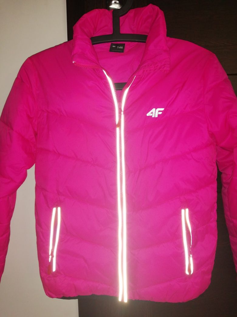 Różowa kurtka przejściowa firmy 4F, rozmiar 146
