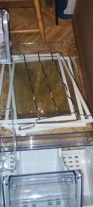 Szuflady półki oraz wszystkie części wyposażenia lodówki Beko
