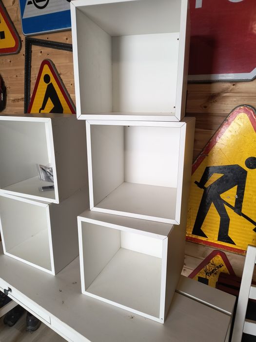 Stolik, półki Ikea.