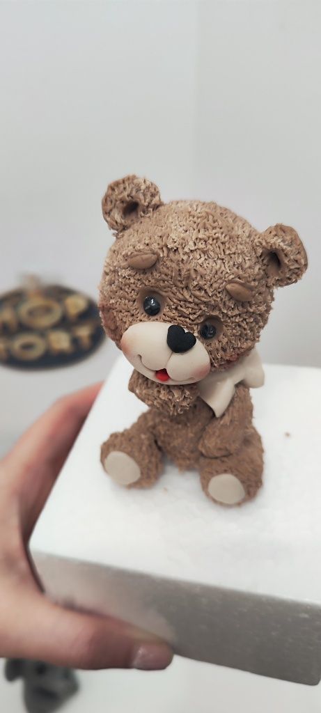 Słodki misio z masy cukrowej na tort dekoracja figurka