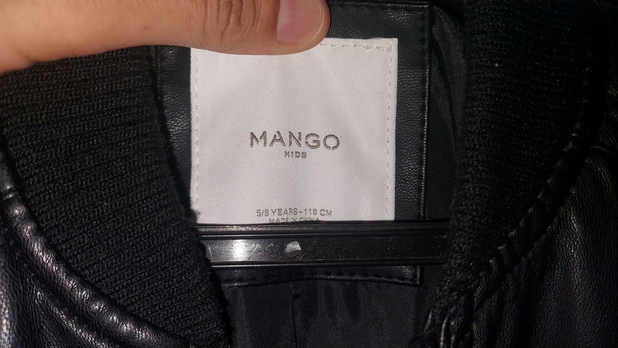 Casaco tipo pele preto Mango 5/6 anos
Como novo
Foi apenas usado 1 vez