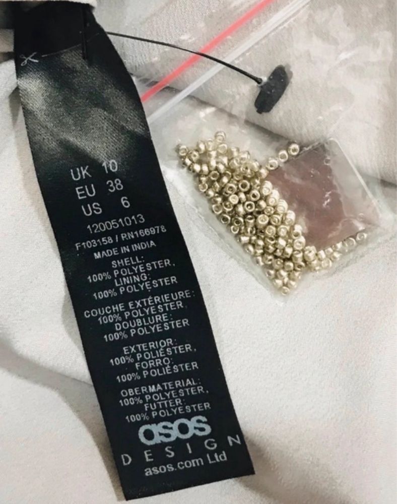 Obłędna srebrna sukienka ASOS zdobiona mozaiką